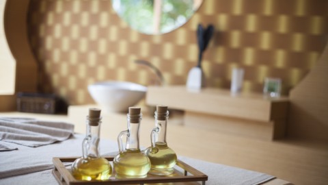 le massage à l'huile est en fait un auto-massage faisant partie des routines matinales quotidiennes en ayurvéda