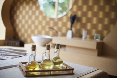 le massage à l'huile est en fait un auto-massage faisant partie des routines matinales quotidiennes en ayurvéda